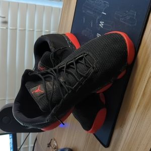 Jordan horizon black and red size 11